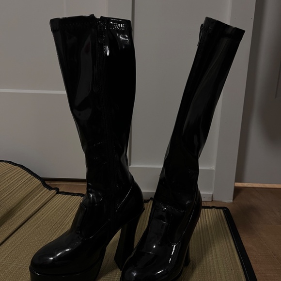 Patent Leather GoGo Platforom Boots - Picture 2 of 6